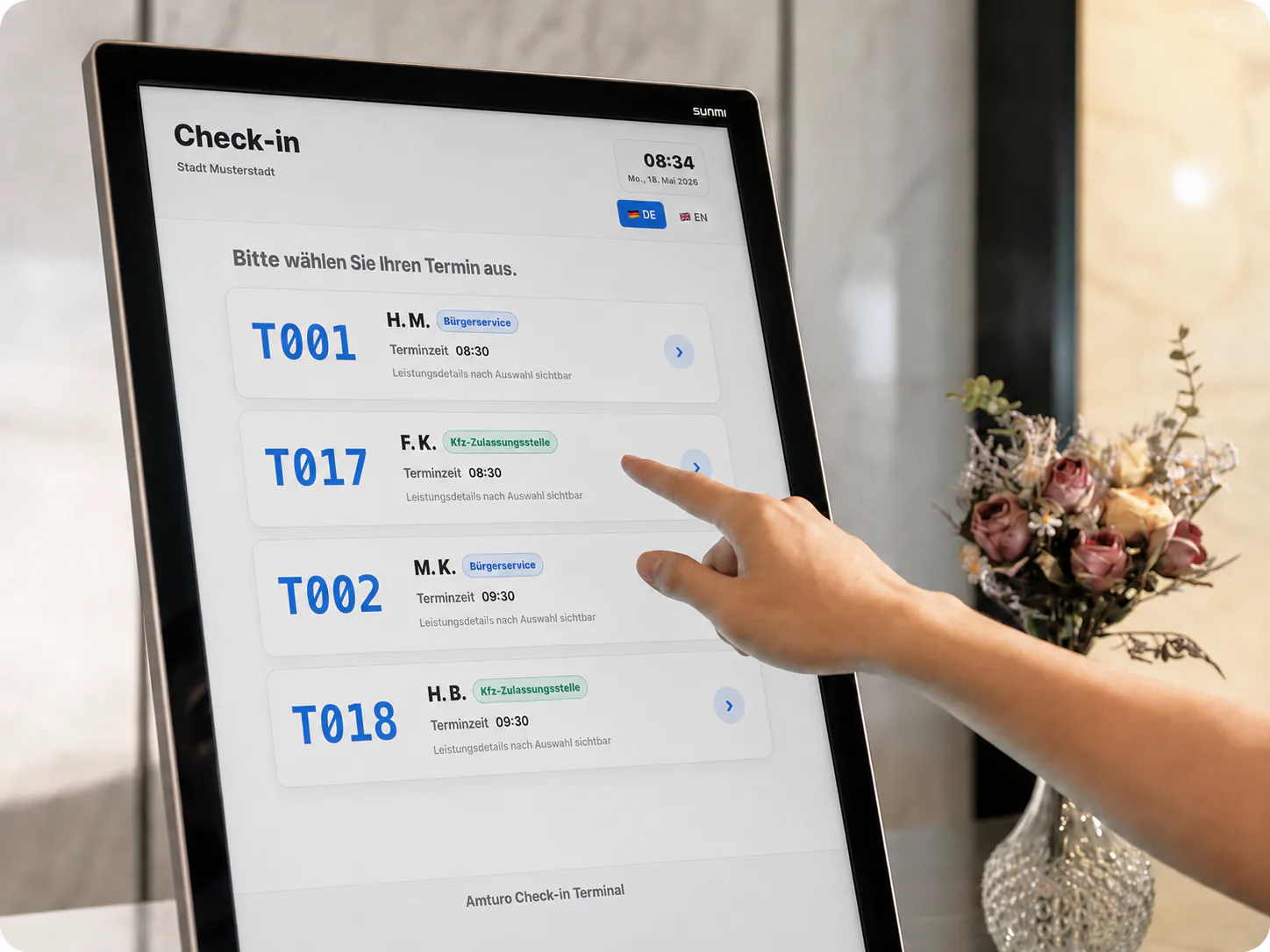 FLEX 3 Check-in Terminal — Hand tippt Termin auf dem Display zum Check-in