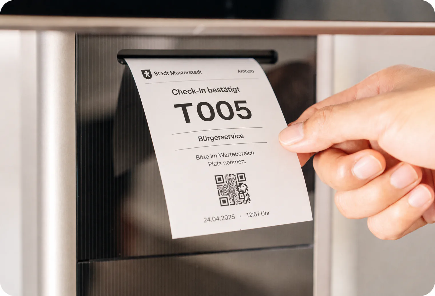 Ausgedrucktes Check-in-Ticket aus dem FLEX 3 Bondrucker — Wartenummer T005, Bürgerservice